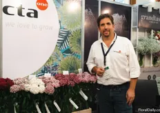 Felipe Gomez of Selecta showing some new varieties