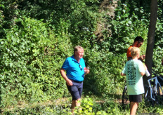 Sjaak van der Tak handed out water bottles 3 kilometres before the finish.