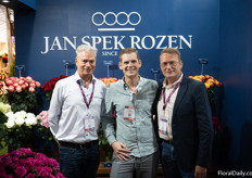 De Ruijter Innovations of an agent for Jan Spek Rozen in Ecuador. Pictured here are Sjenn Kragtwijk and Erik Spek with Lars van Weerdenburg in the middle. He works for Holland Flower Market in Los Angeles