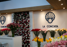 The booth of La Conchita with carnations, ranunculus and alstroemerias