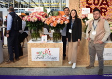 The team of Terra Nostra, an Ecuadorian grower of roses, located on the Ecuadorian line so sharing both hemispheres, something that differentiates them from other farms.