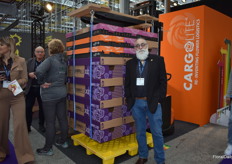 Amnon Zamir of Cargolite presenting their new Slim Skid. More on their logistic solutions in this article: https://www.floraldaily.com/article/9673488/when-flowers-are-transported-with-care-their-value-significantly-increases/  Bas Smit and Christian Meuschke of Kreative, flowered by Kordes. Part of the KFC pavilion.