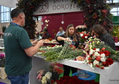 The florists in Spain are heavily affected by the floods. GREENN came with the idea to make bouquets of all the flowers at the Verdnatura booth instead of throwing them away. The price they receive from every bouquet will be donated to the florists who lost everything during the floods in Spain. Florists from 6 different countries made the bouquets. More about this initiative and the money that was raised, later on FloralDaily. .