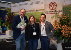 Marius Kooij of breeding company HilverdaFlorist, Angela Gomez and Diego Vargas of La Gaitana Farms, celebrating their 40th anniversary. More on this in the following article: https://www.floraldaily.com/article/9659055/it-s-through-challenging-experiences-that-organizations-often-discover-new-strengths-and-opportunities-for-growth/ 