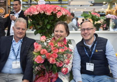 Pieter Schrama and Lars Schalkers of United Selections with Natascha Mironova of Flower Experience holding Jumilia. This variety of United Selections is celebrating its 10th anniversary in the market. More on Jumillia's anniversary later on FloralDaily.