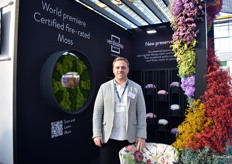 Alex Martinez of Verdissimo next to the certified fire-rates Moss, a novelty just launched, see also this article: https://www.floraldaily.com/article/9675562/preserved-flower-and-plants-producer-introduces-fire-rated-mosses/  