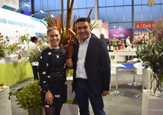 Ivaloo Casanova and Julian Perez of major Farm Direct promoting their new heliconia shed kong. In this picture, you see how it ages. More on this variety later on FloralDaily 