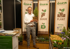 Martin Lekkerkerk with the Peat Free Christmas Tree, available at Kwekerij Bevermeer. The pot is made of plantbased material. Thanks to this pot, a plant can be placed in the ground in no time. 