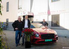 At Hoven & de Mooij, rose Red Bentley from Select Breeding was highlighted. "The rose has now been supplied for 2 years and we see it as a premium addition to our reds, supplied from Kenya," said Peter Vrouwe of Hoven & de Mooij. Pictured with Michael de Geus of Select Breeding and Gert de Mooij.