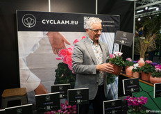 Peter Rodenrijs of Cyclaam.eu with the special cyclamen varieties in their stand